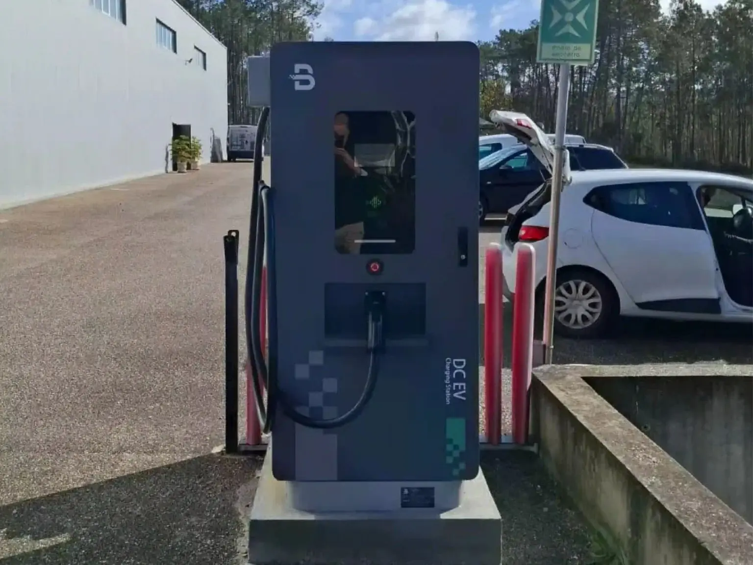 Estación de carga BENY BDC-D instalada en un parqueadero